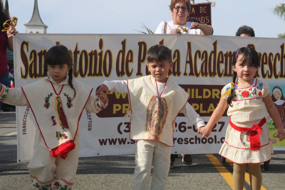 Niños vestidos de indios participan en la procesión. (Jorge Luis Macías, Especial para La Opinión)