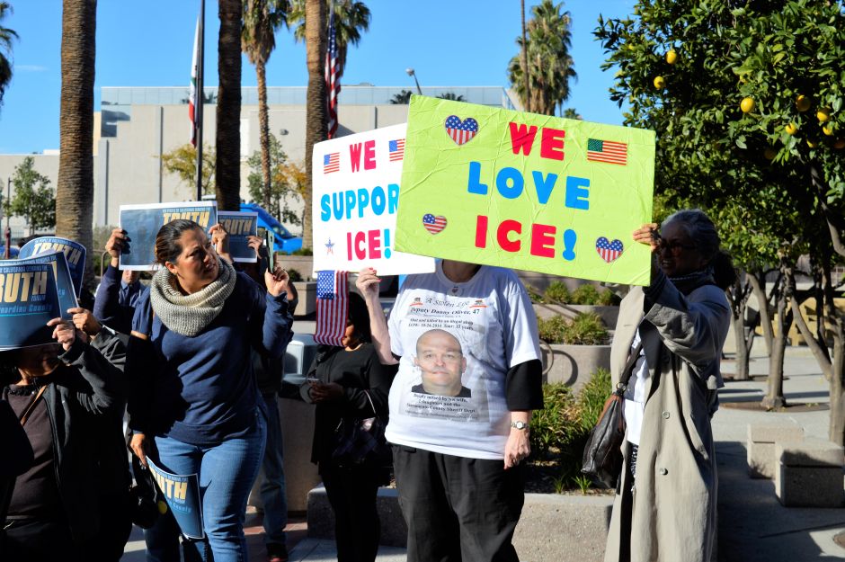Decenas de personas se dieron cita afuera del Centro de Gobierno de San Bernardino antes del foro. (Alejandro Cano, Especial para La Opinión)