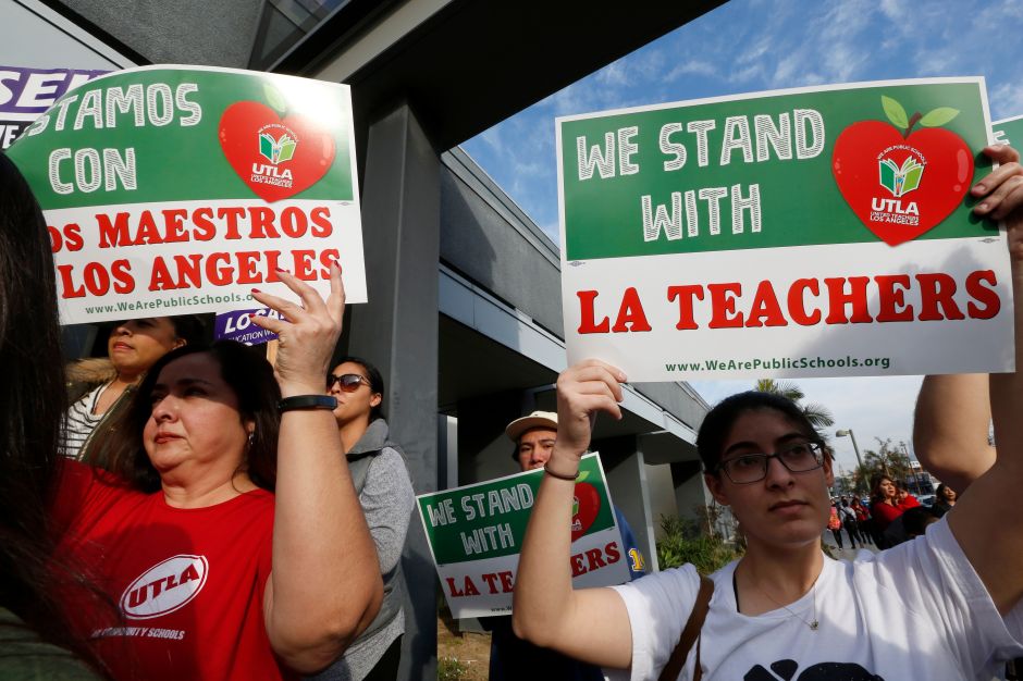 Padres y miembros del Sindicato de Maestros de Los Ángeles se preparan para la huelga de educadores. (Aurelia Ventura/La Opinion)