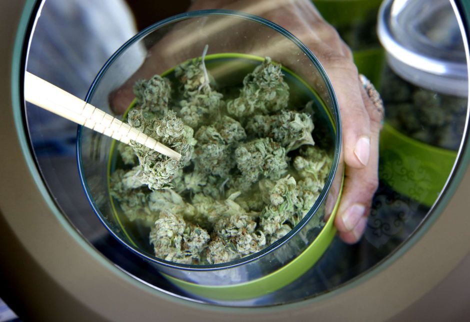 Según GreenEdge, una empresa que vigila las ventas en el país, en 2018 se vendió en California 2,500 millones de dólares en marihuana para su uso recreacional, 500 millones de dólares menos que en 2017 cuando la venta de la droga era para consumo medicinal. (Aurelia Ventura/ La Opinion)