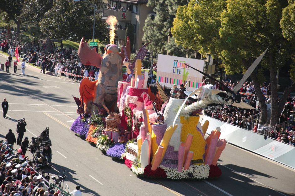 Una carroza de DreamWorks Animation durante el Desfile de las Rosas. (@DWAnimation)