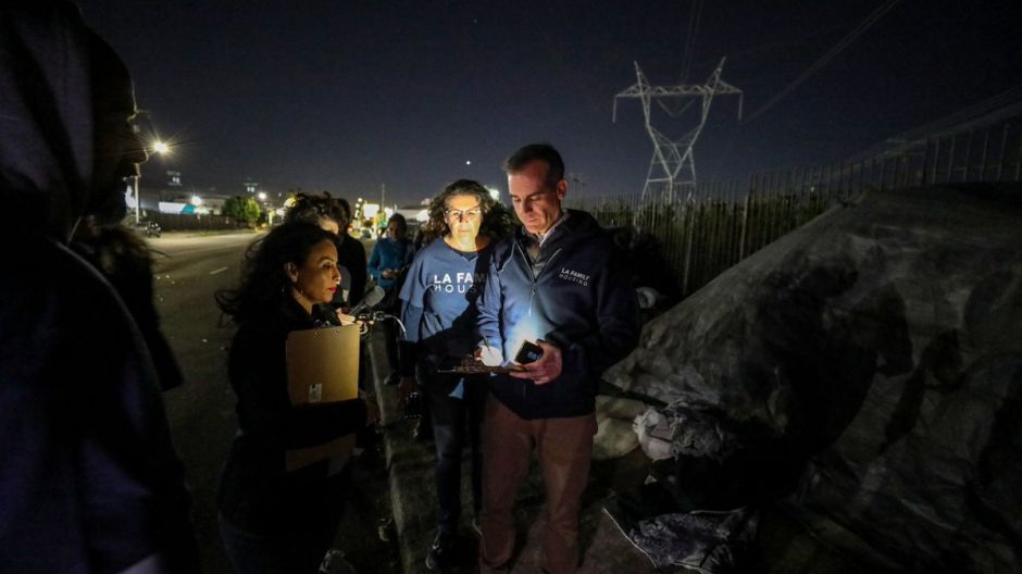 El alcalde Eric Garcetti fue uno de los que salió a contar indigentes en la primera noche del conteo. (@MayorofLA)