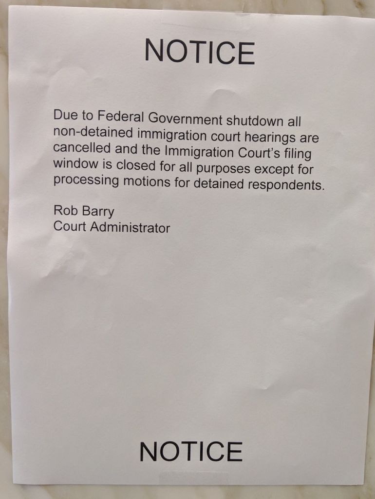 Este aviso fue pegado afuera del edificio de la corte de migración en el centro de Los Ángeles. (Foto suministrada).