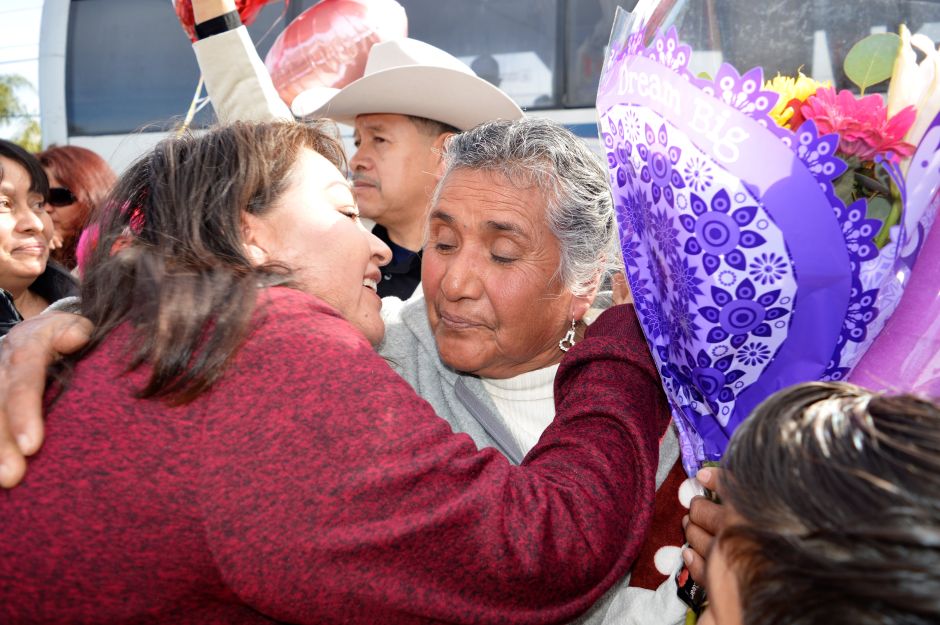 María del Refugio Tapia es recibida por familiares y amigos. (Alejandro Cano, Especial para La Opinión)