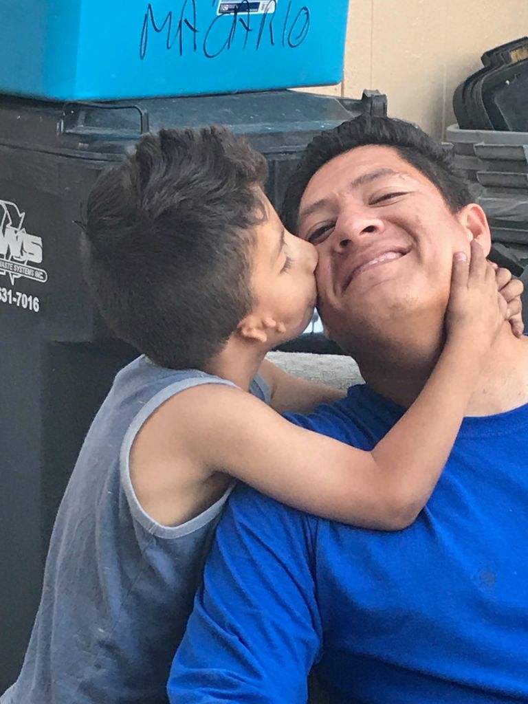 Axel, un niño con una condición especial da un beso a su padre Daniel Macario Mendoza Centeno quien debido al cierre del gobierno federal, perdió la audiencia para arreglar su estatus migratorio. (Foto suministrada).