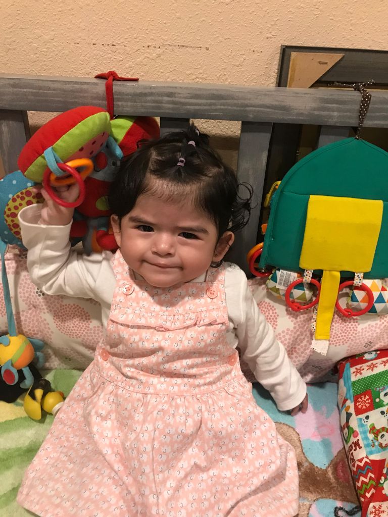 La niña Daniela Mendoza de un año de edad, que n sufre del corazón junto con su hermano Axel, un niño especial ayudan a su padre Daniel Macario Mendoza Centeno a obtener la residencia. (Foto suministrada).