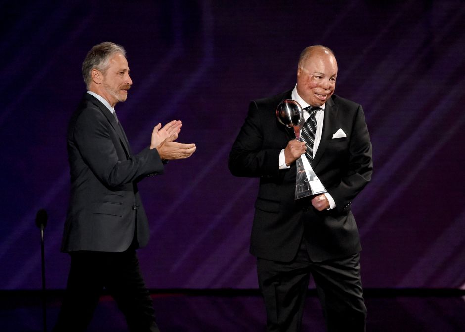 Del Toro al recibir el Premio Pat Tillman en los ESPYs de 2017.