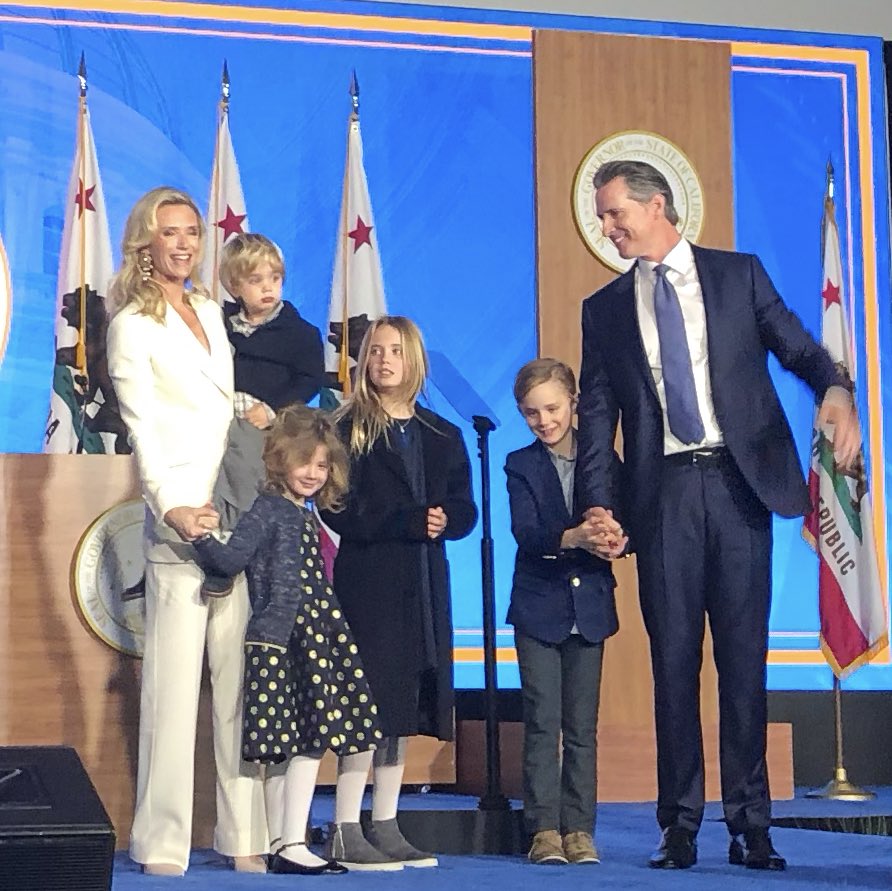 Gavin Newsom acompañado de su esposa e hijos. (@SFPelosi)