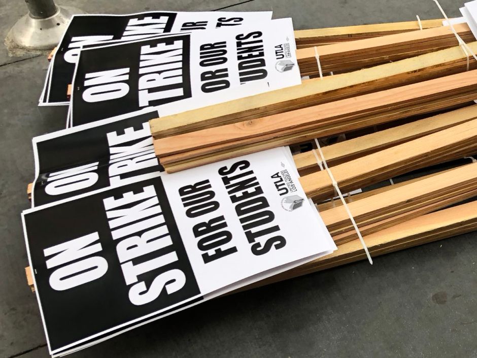 El sindicato de maestro ya fabricó los carteles que portarán sus agremiados en caso de un paro laboral en Los Ángeles. (@UTLANow)