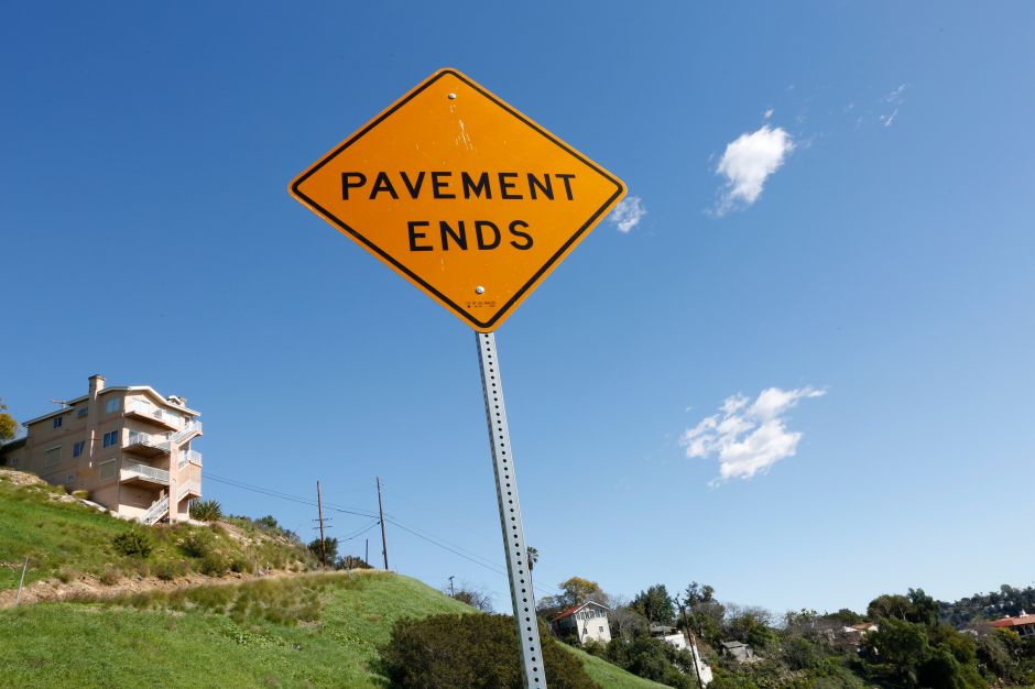 Este cartel anuncia el fin del pavimento en una de las calles ‘olvidadas’ de la ciudad de Los Ángeles.