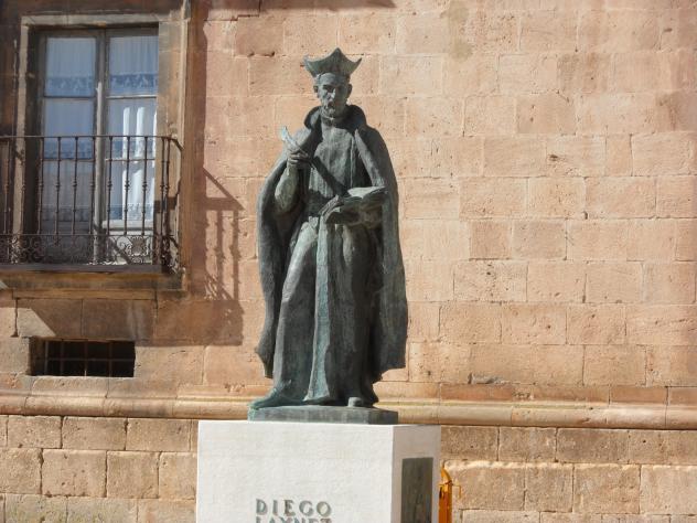 Esta es una de las estatuas de Diego Lainez que se encuentra en España