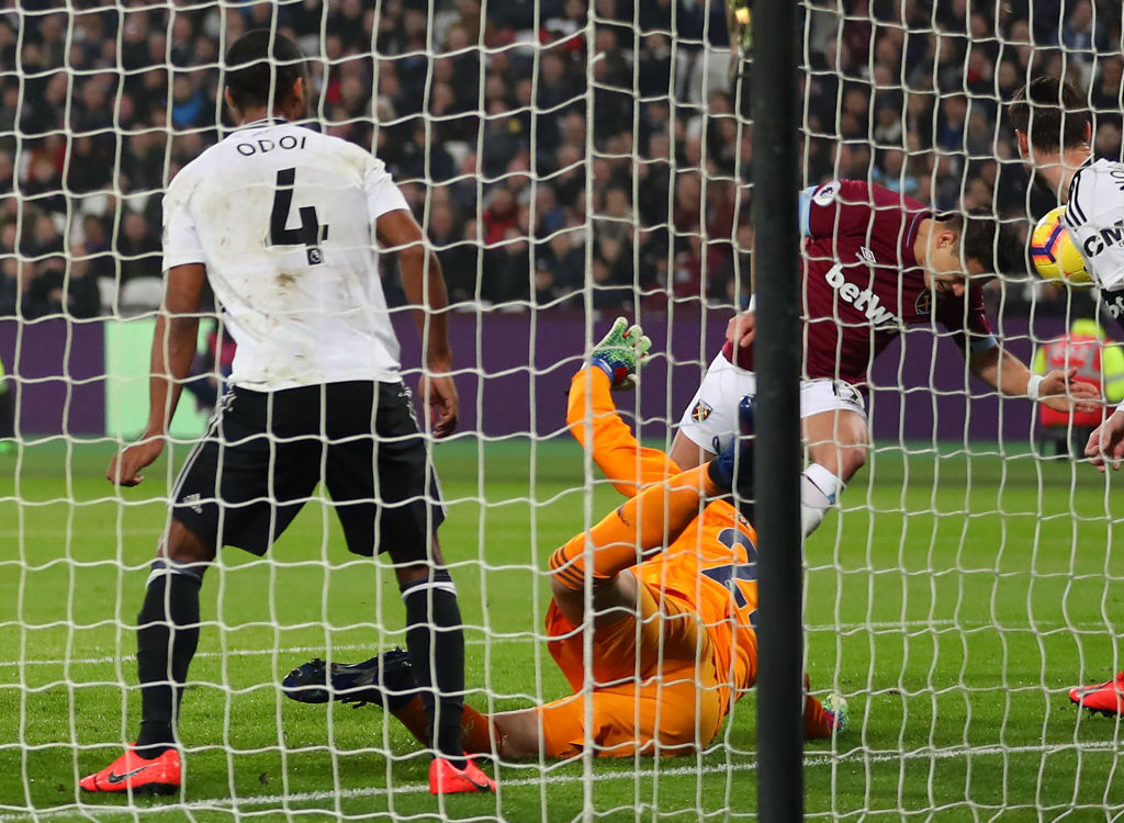 "Chicharito" alcanzó a tocar con la mano el gol que le hizo al Fulham