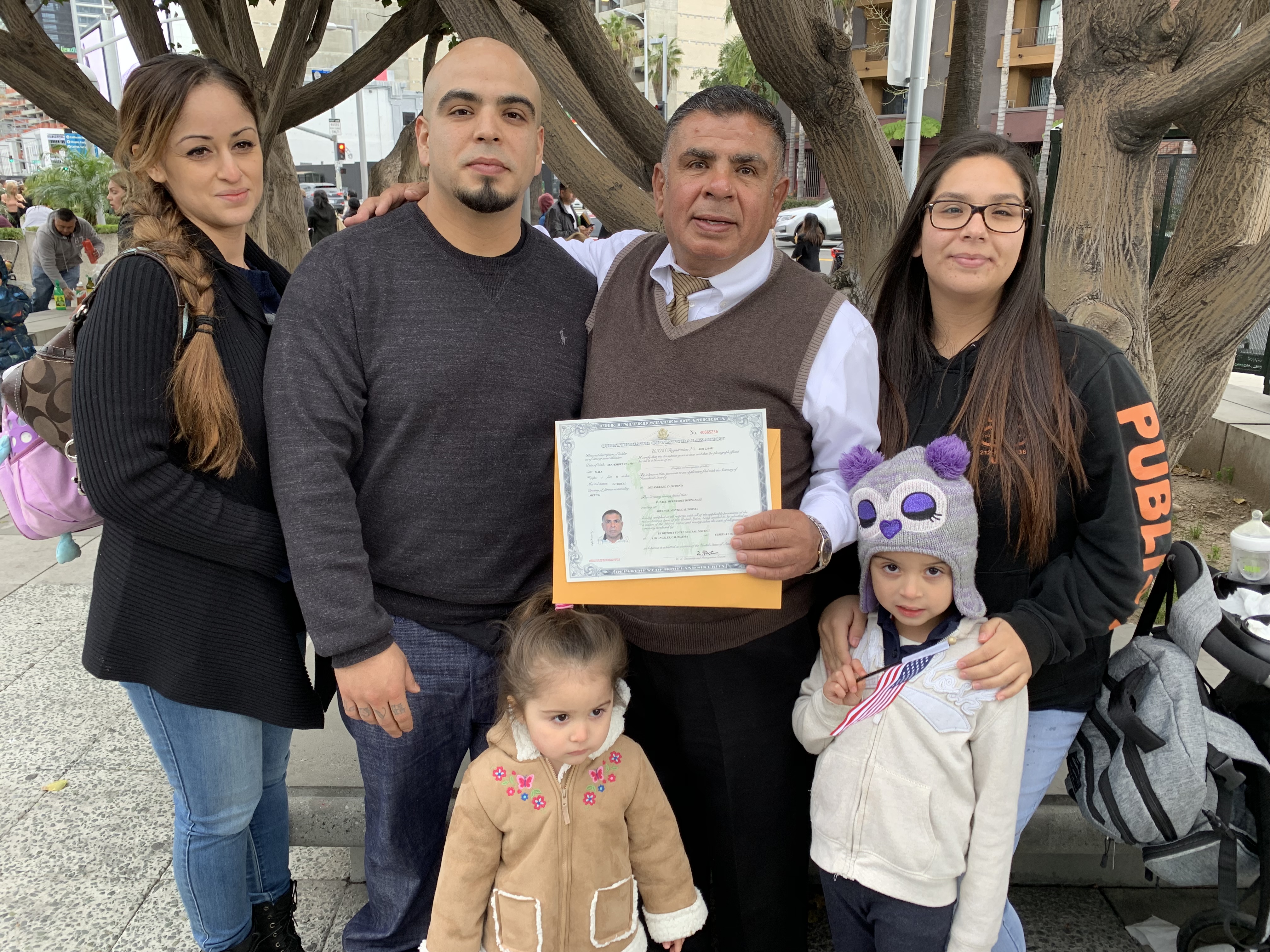 Rafael Hernández acudió a su ceremonia de naturalización acompañado por algunos de sus hijos y nietos. (Araceli Martínez/La Opinión).