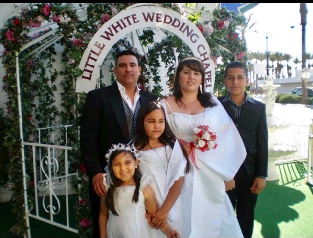 Margarita Olivas Pérez se casó con su esposo Roberto González en 2013. En esta imagen son captados al lado de sus hijos. (Foto suministrada).