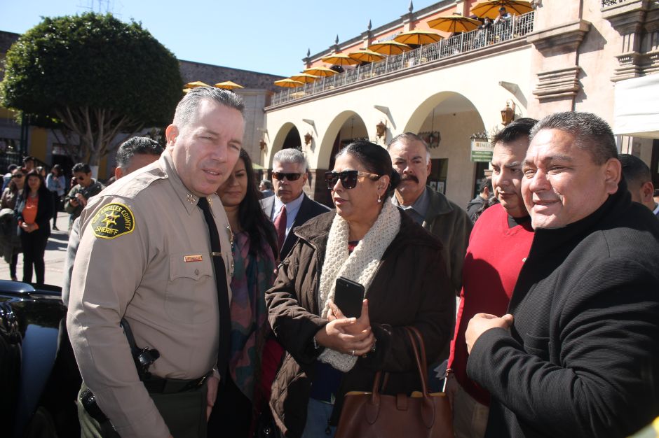 El Sheriff Alex Villanueva junto a activistas proinmigrantes. . (Jorge Luis Macías, Especial para La Opinión)