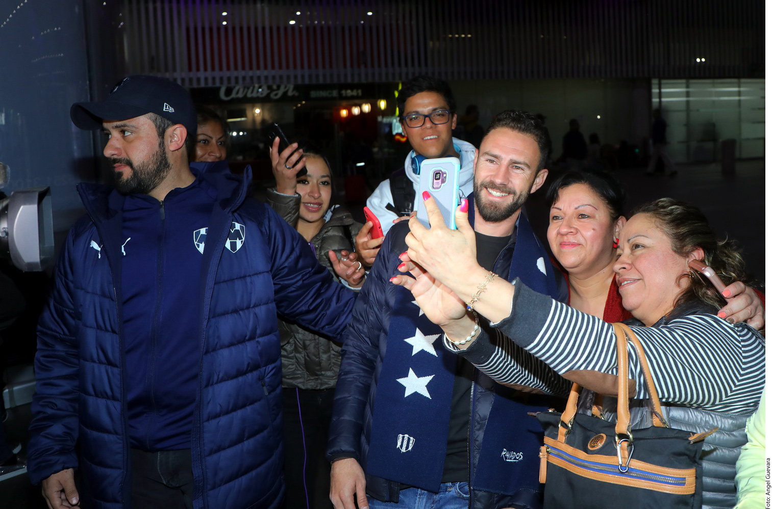 Miguel Layún fue recibido por los aficionados de Rayados con muchas muestras de cariño