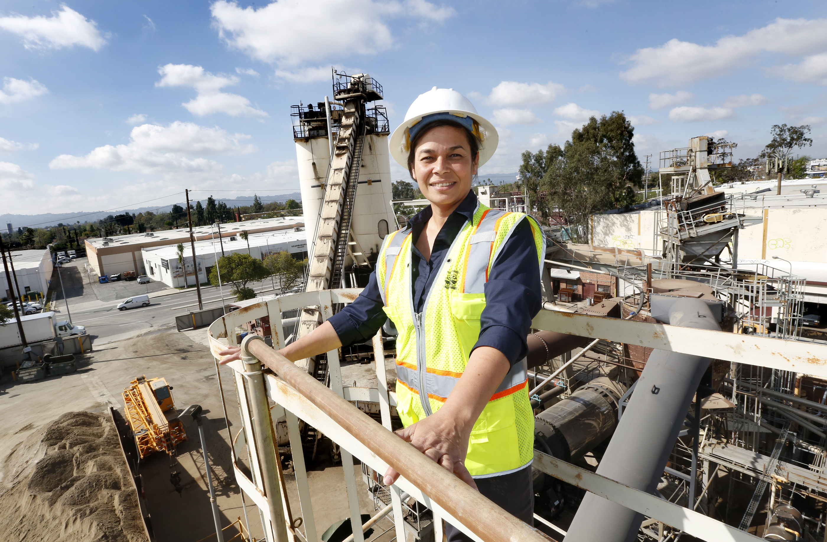 Concepto de obras de construcción y trabajo pesado. trabajador en