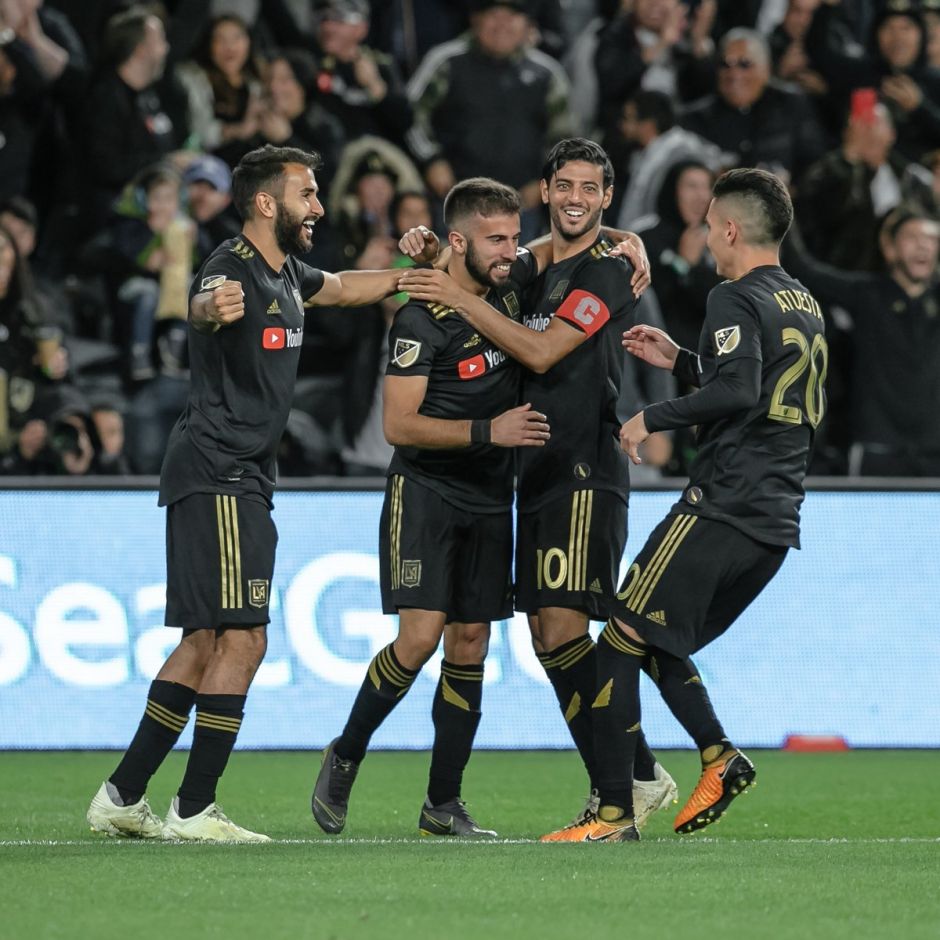 El uruguayo Diego Rossi es felicitado luego de anotar el primer gol de 2019 para el LAFC.