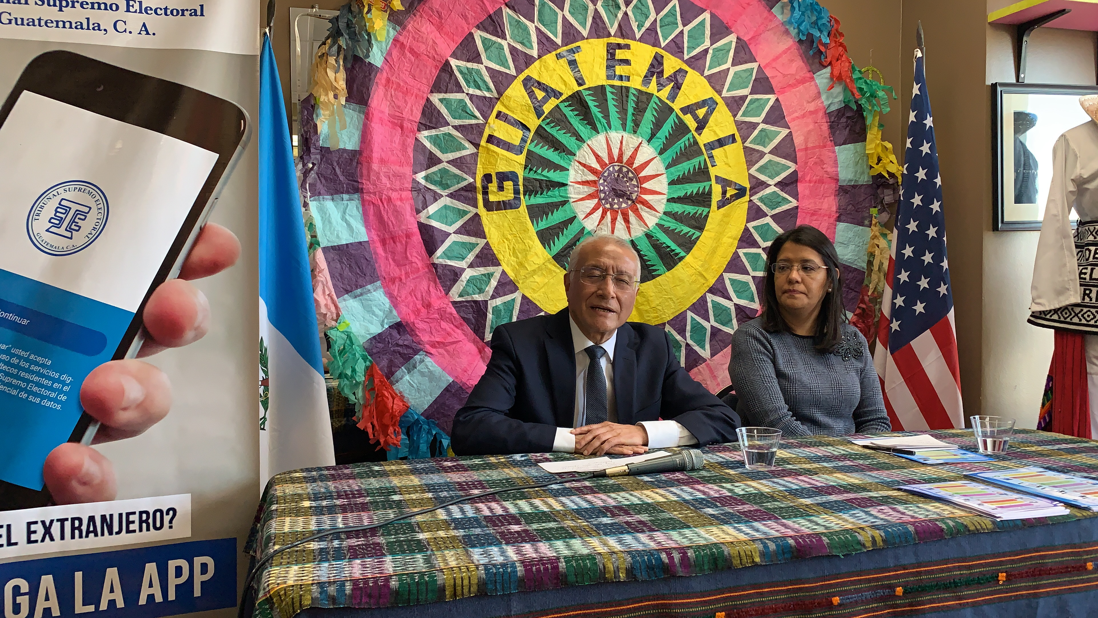 El magistrado del Tribunal Supremo Electoral de Guatemala, Julio Solorzano explicó a los guatemaltecos que viven en Los Ángeles que necesitan empadronarse para poder votar en las elecciones presidenciales de junio. (foto suministrada).