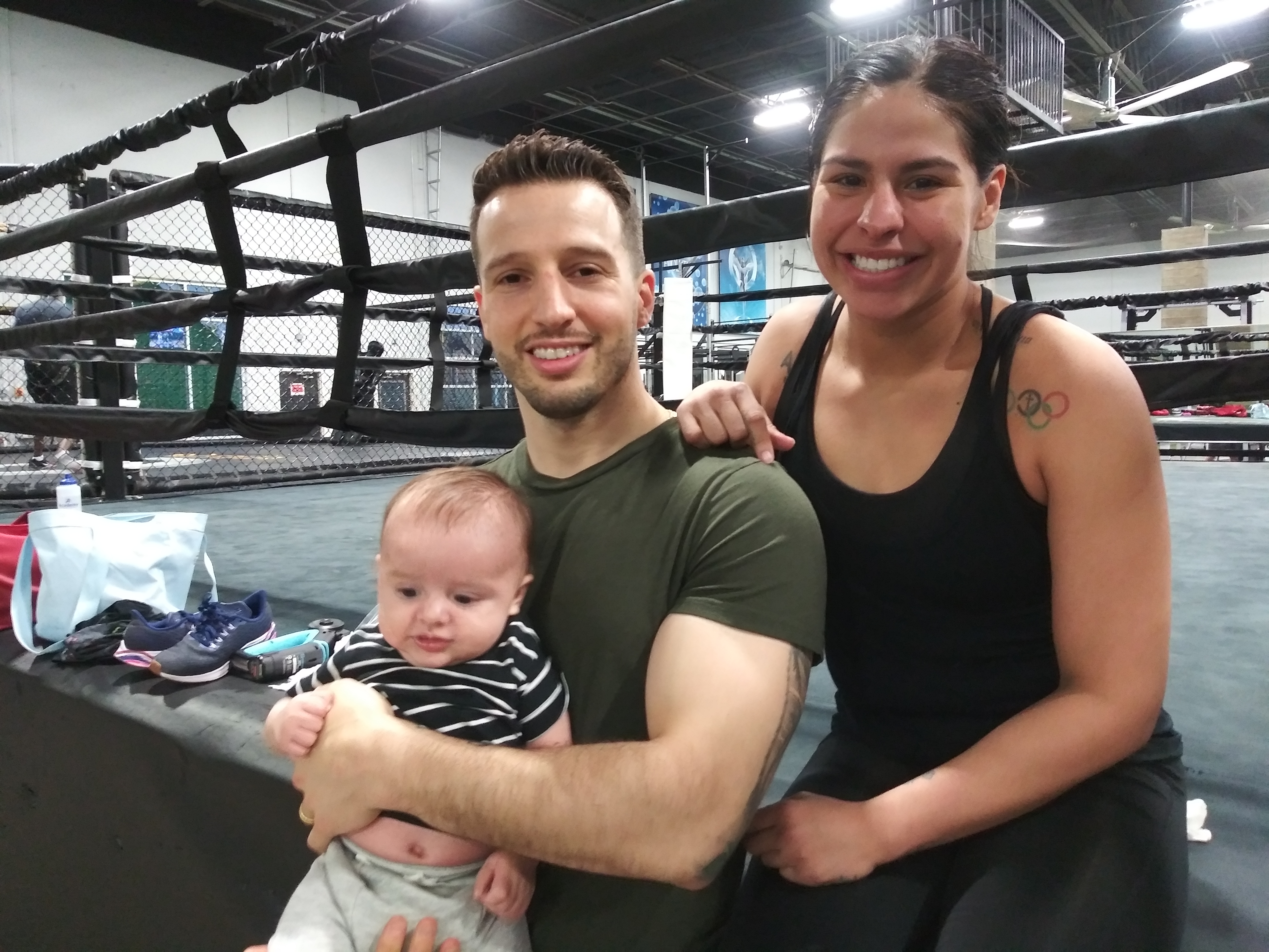Marlen Esparza con su esposo, Frank Figueroa y su bebé Saint Diego.