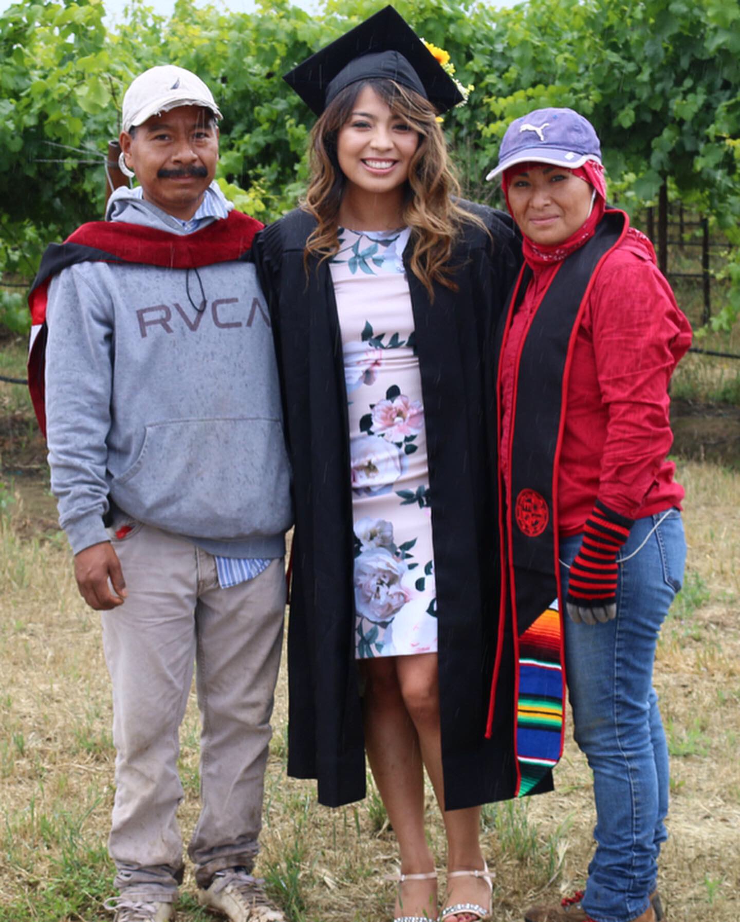 Erika Cruz-Orduña posa orgullosa al lado de sus padres, Alfonso Cruz Martínez y Carmencita Orduña González, trabajadores del campo. (Foto suministrada)