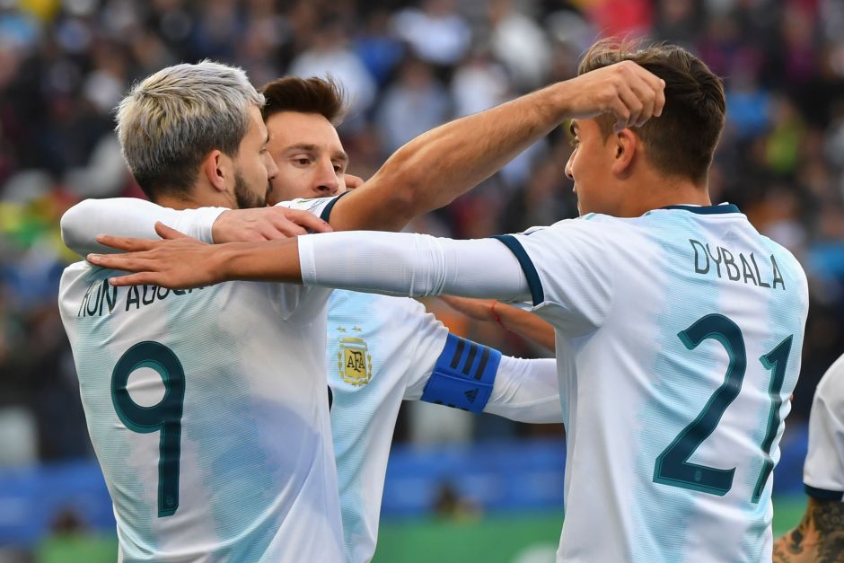 Paulo Dybala celebrando el gol de la victoria sobre Chile.