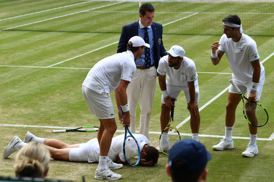 El juego tuvo que ser detenido para que asistieran al francés. / Foto: Getty Images