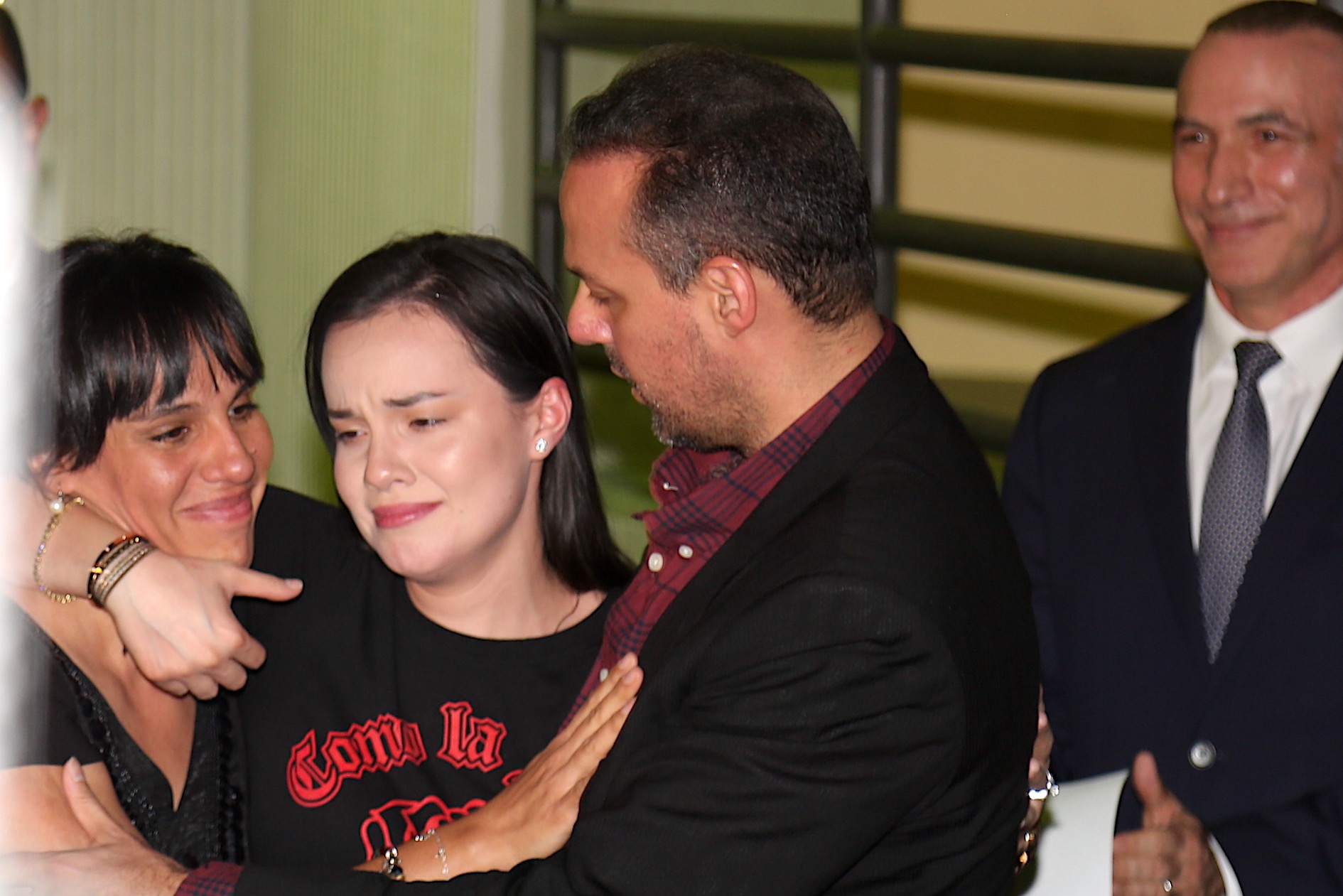 Sarita, entre Marysol y José Joel, en el consulado mexicano en Miami.