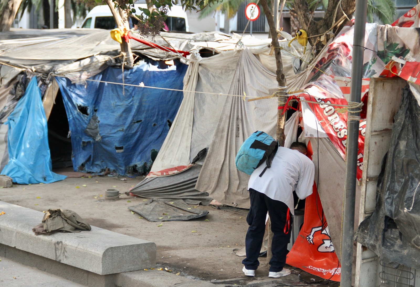 Armando V, deportado de Anaheim, visita el campamento de desamparados donde vivió mucho tiempo.