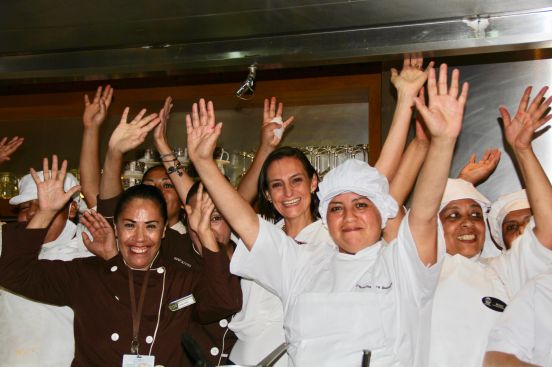 Magdalena Angel (al frente, a la derecha) logró tener una casa propia producto de su esfuerzo. Detrás de ella (también de blanco), Cristina Macaya, CEO de Crispi Wafles