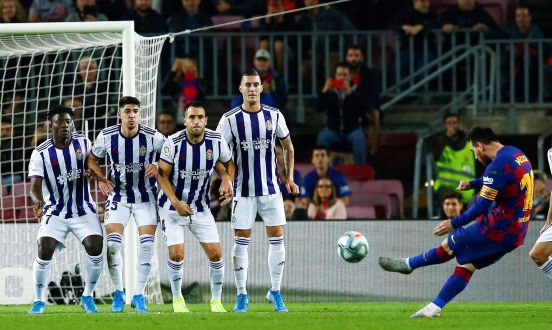 El gol 50 de tiro libre de Lionel Messi fue, para no variar, otra obra de arte.