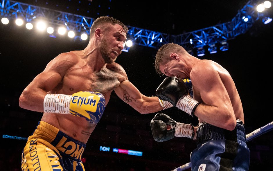 Vasyl Lomachenko (izq.) venció al británico Luke Campbell en agosto. 