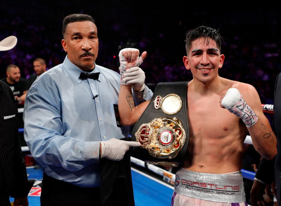 El mexicano Leo Santa Cruz con su nueva corona mundial al lado del réferi Tony Weeks.