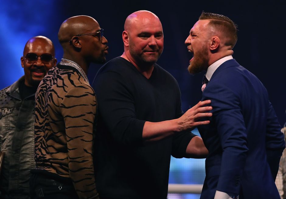 Dana White, del UFC, entre Mayweather y McGregor.