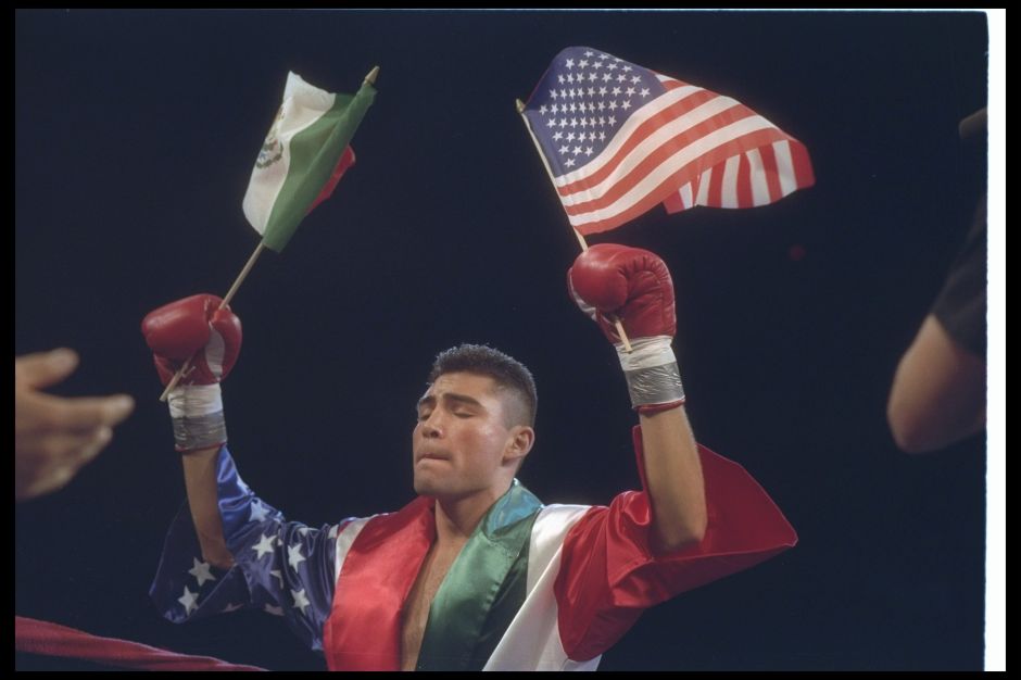 Óscar de La Hoya celebra un triunfo en 1992.