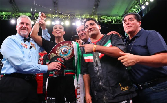 Munguía y el legendario Erik Morales. /Tom Hogan/Hoganphotos