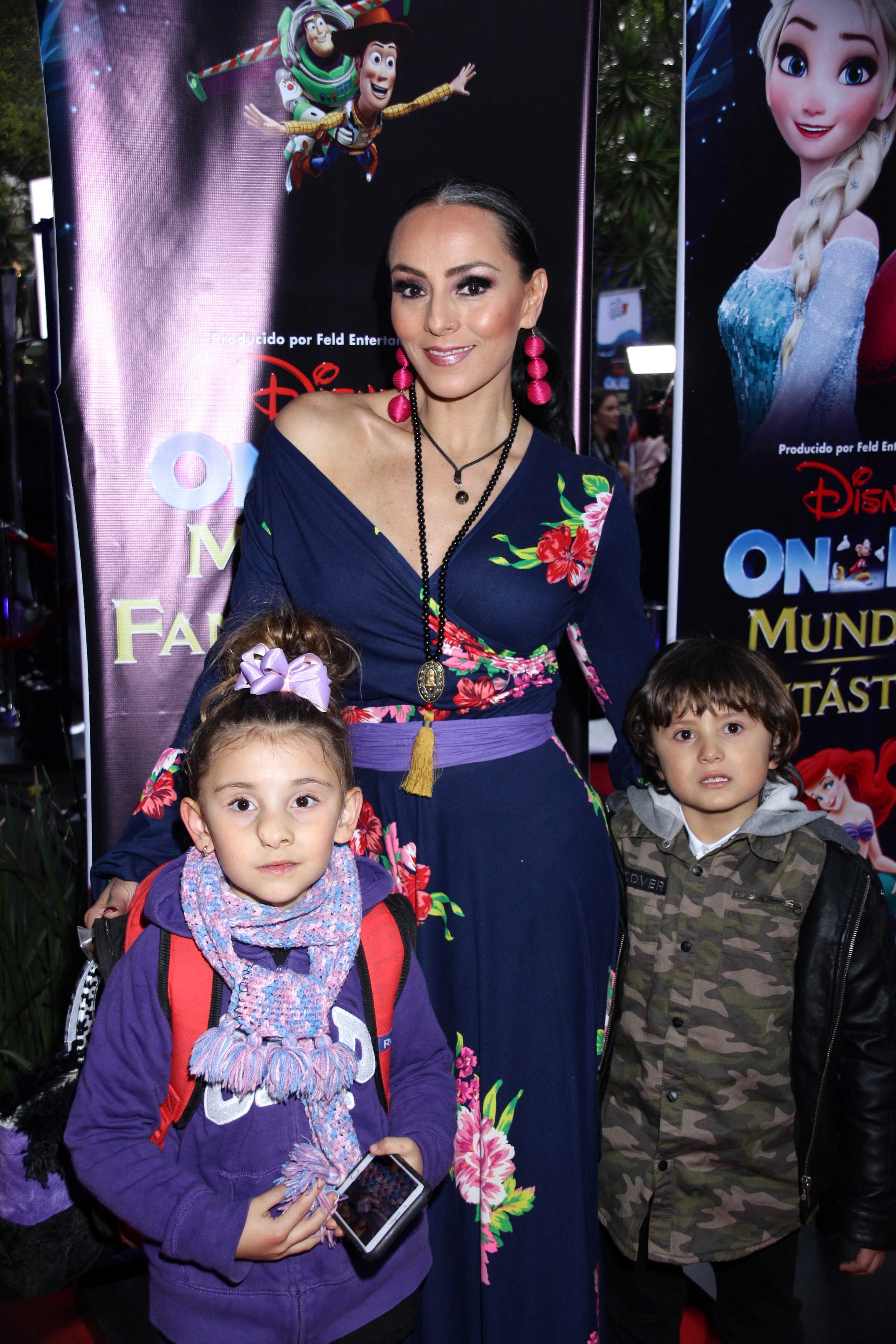 Ivonne Montero junto a sus hijos/Mezcalent