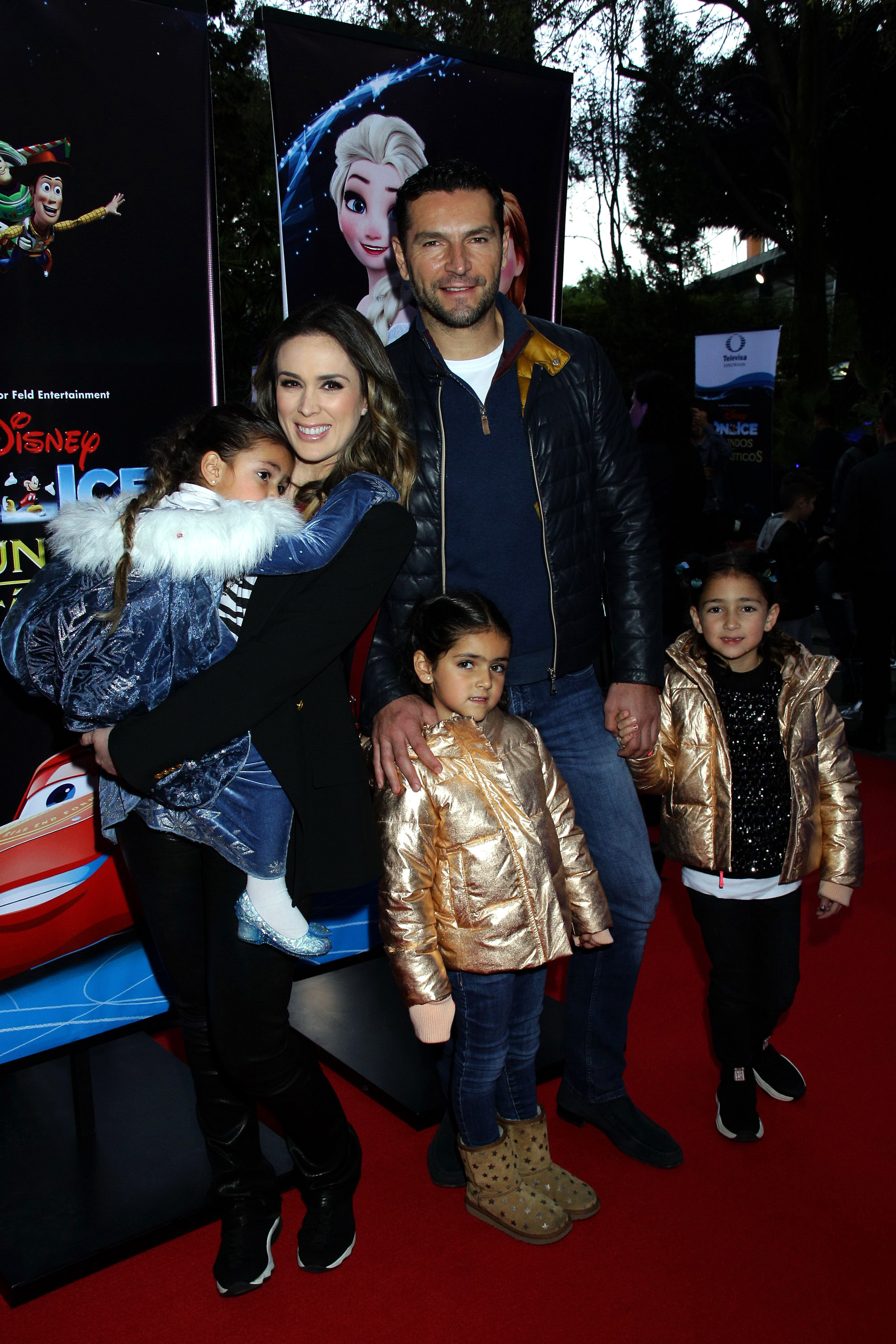 Jacqueline Bracamontes, Martín Fuentes y sus hijas.