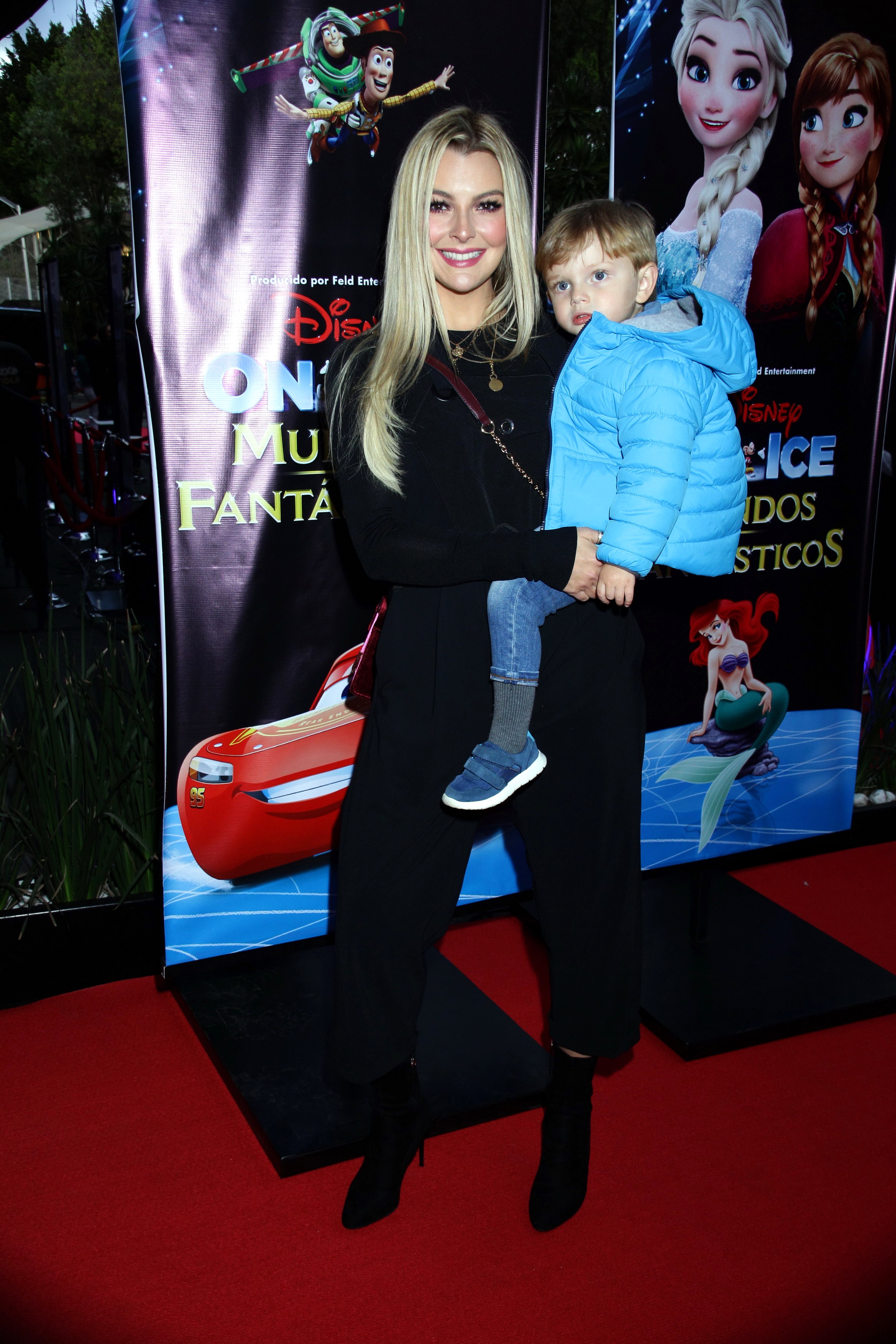 Marjorie de Sousa con su hijo Matías en brazos/Mezcalent