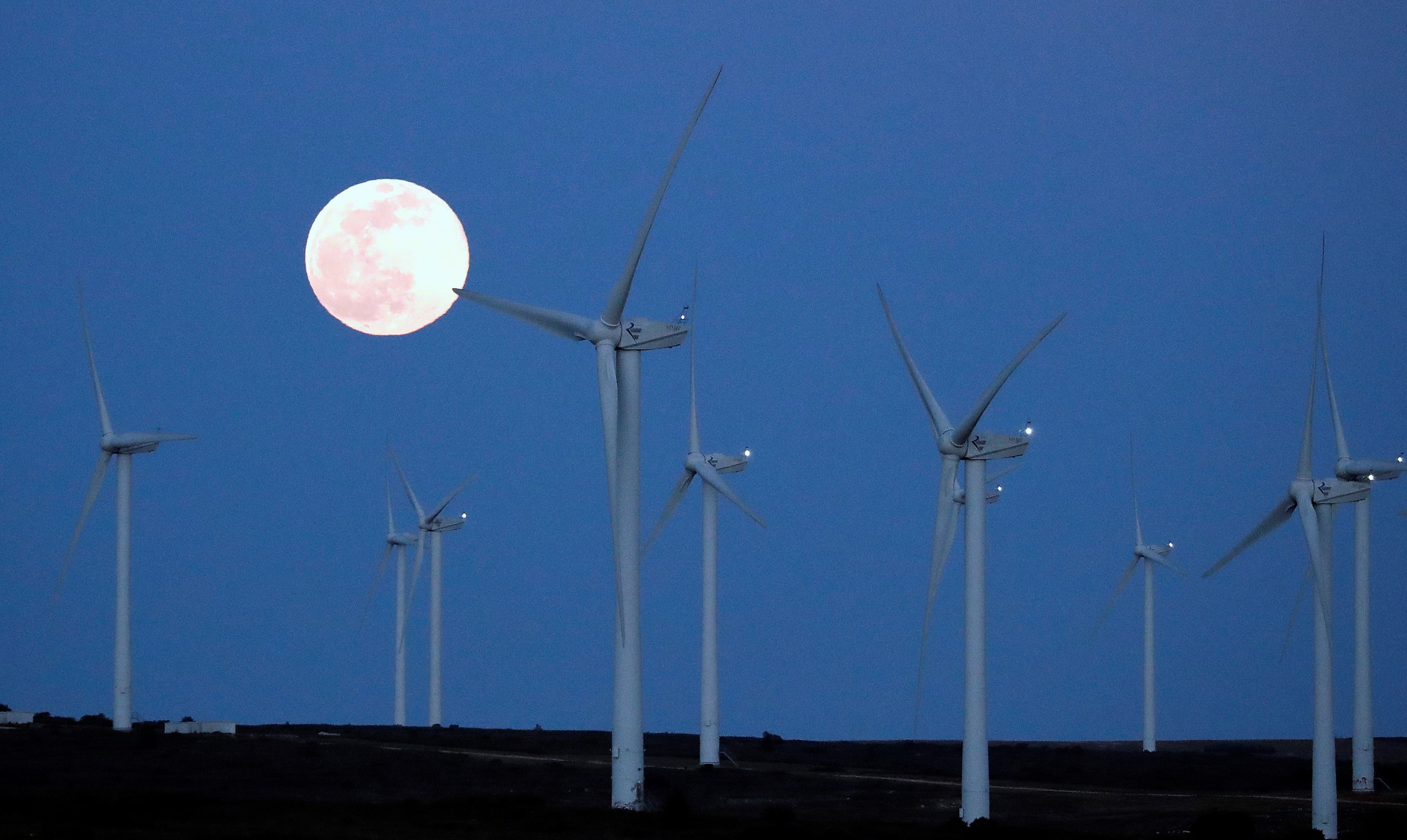 Así se vio la luna esta tarde desde Villeveyrac, Francia.