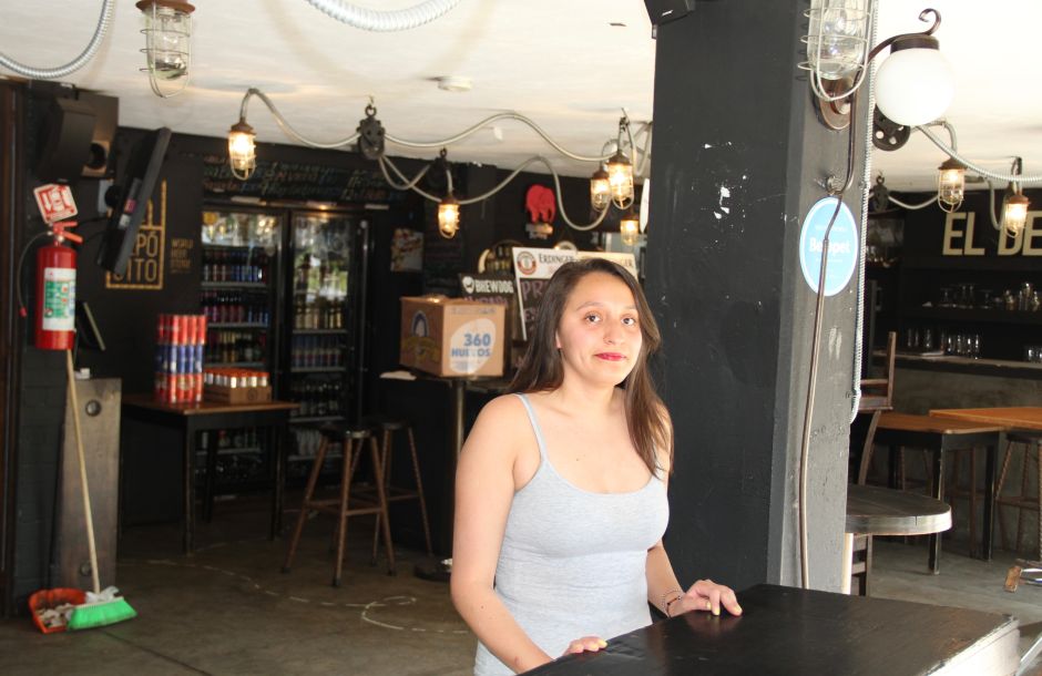 María Fernanda Flores un día antes del cierre parcial de la cervecería donde trabaja.