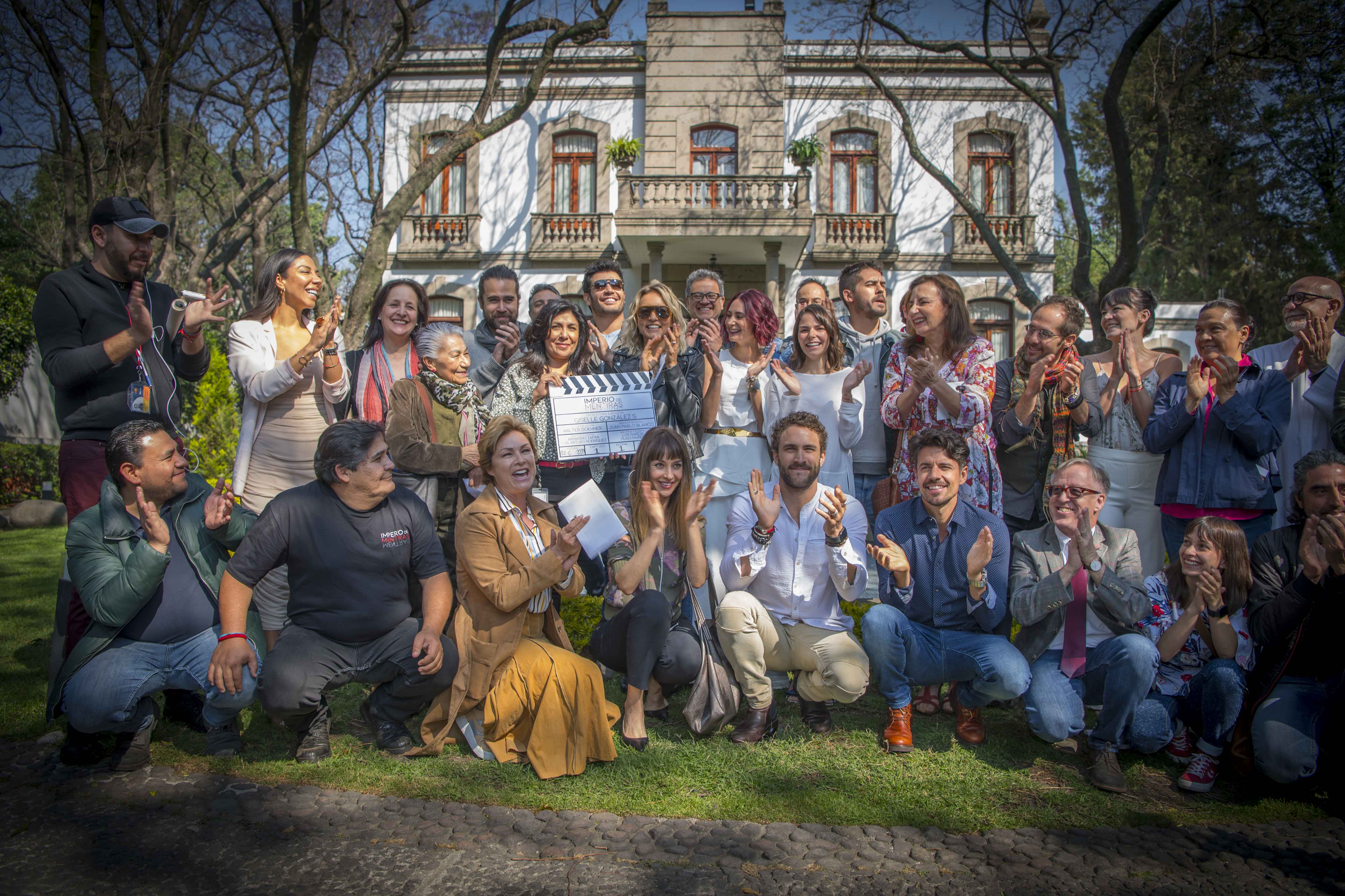 El elenco de "Imperio de Mentiras" reunido el primer día de grabaciones.