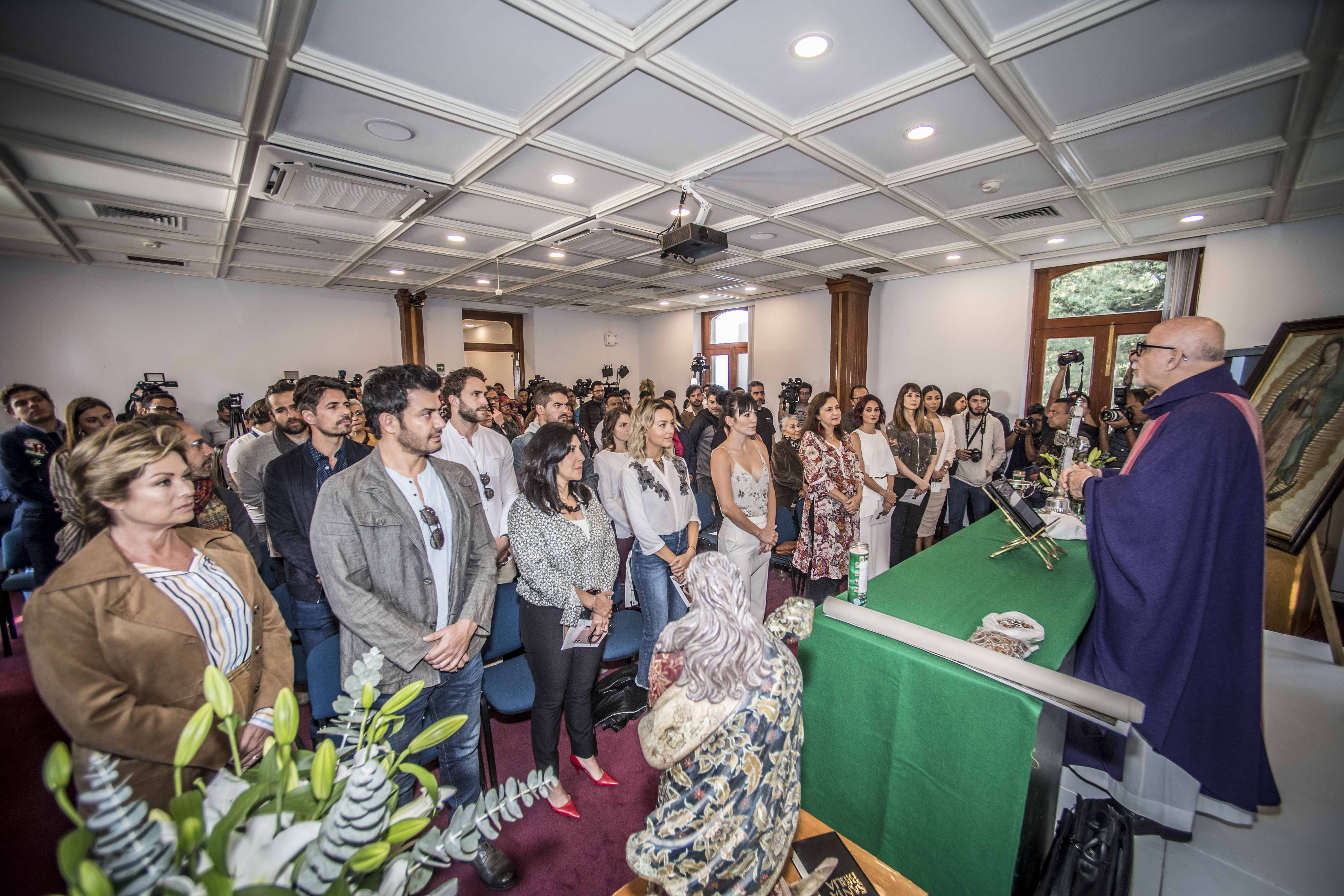 El elenco de "Imperio de Mentiras" reunido el primer día de grabaciones.