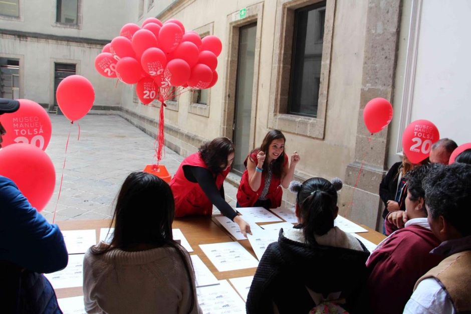 Karla Hernández (de frente) instruye a gente de su equipo en el Palacio de Minería.