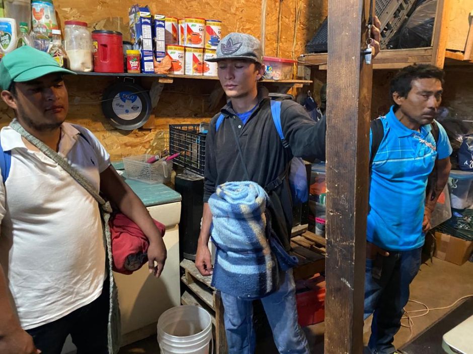 Algunos de los migrantes que se encuentran en la Casa del Migrante de Pueblo Sin Fronteras en Sonorita.