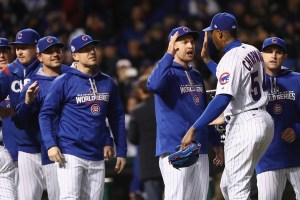 Aroldis Chapman sacó 8 outs para mantener el triunfo de los Cubs, el primero en Wrigley Field en Serie Mundial desde 1945.