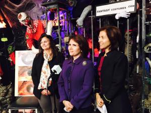 La vicegobernadora de Illinois Evelyn Sanguinetti en conferencia para advertir a la comunidad latina fe los peligros del uso de lentes de contactos cosmésticos. Junto a Sanguinetti están la Dra. Christine Allison (izq.) y la Dra. Sandra Rafael.