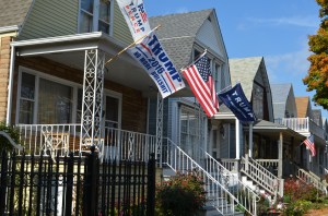 Tres banderas en apoyo a Trump ondean en un vecindario latino de Chicago.