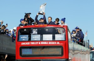 El trofeo de campeones de la Serie Mundial cruzó Chicago.