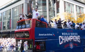 A bordo de autobuses, jugadores y miembros de la organización de los Cubs recibieron la aclamación popular en Chicago.